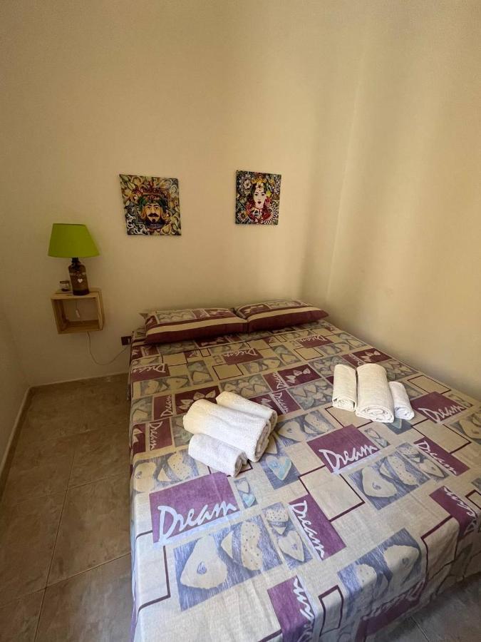 Al Cortile Di Maqueda Apartment Palermo Bagian luar foto