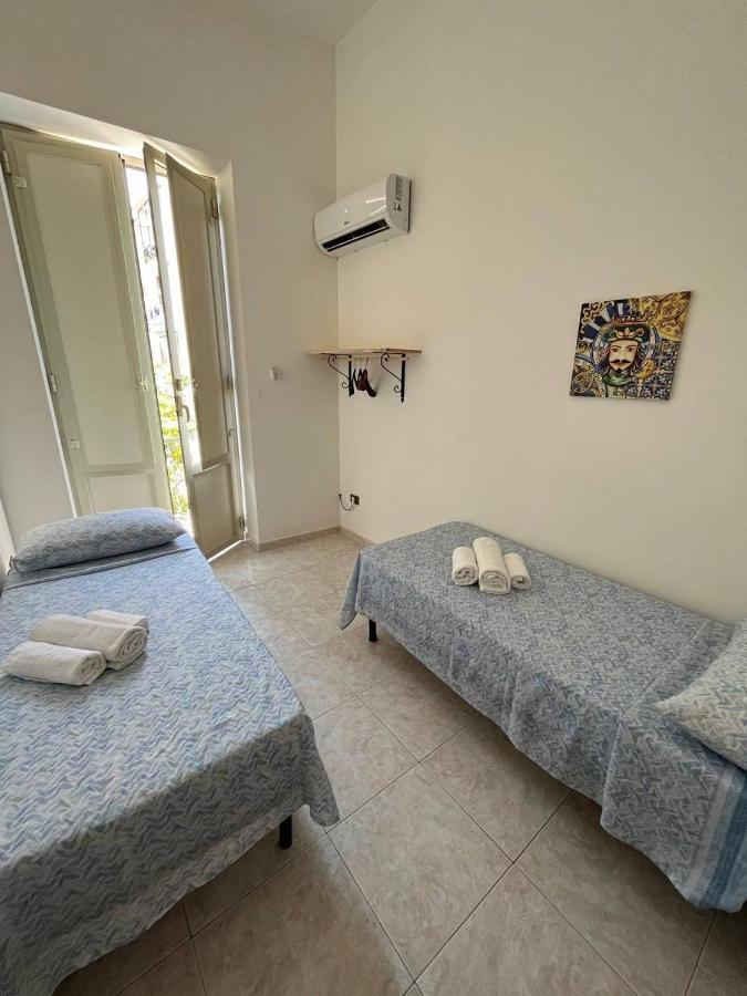 Al Cortile Di Maqueda Apartment Palermo Bagian luar foto